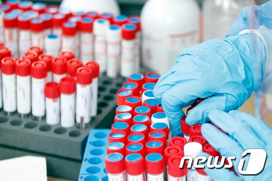  광주 북구 선별진료소에서 의료진이 검체통을 정리하고 있다. © News1 DB