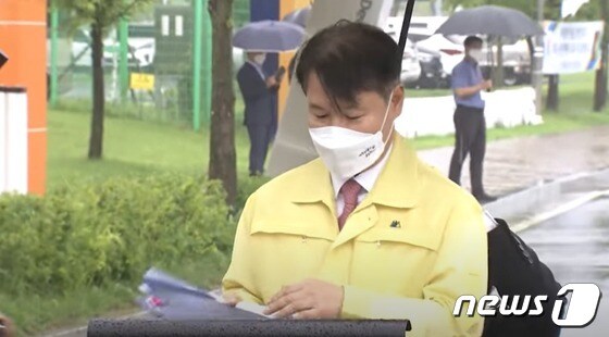 27일 오후 충북 진천 국가공무원인재개발원에서 브리핑을 하고 있는 강성국 법무부차관 뒤로 법무부 직원이 우산을 받치고 있다.(KTV 유튜브 화면 갈무리) © 뉴스1
