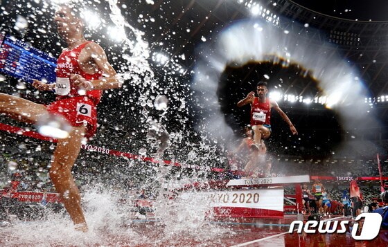 2일 도쿄 올림픽 스타디움에서 장애물 달리기 선수들이 비를 뚫고 금빛 레이스를 펼치고 있다. © 로이터=뉴스1 © News1 