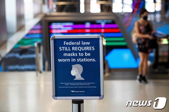 미국 뉴욕 한 기차역(Penn station)의 2021년 8월 2일 모습.  '연방 법은 아직 역내 마스크 착용을 요구하고 있다'는 문구가 보인다.  © AFP=뉴스1