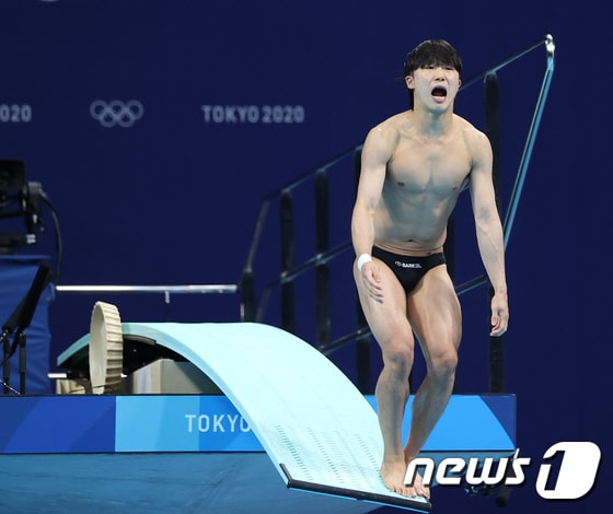 다이빙 우하람이 3일 일본 도쿄 아쿠아틱스 센터에서 열린 남자 3m스프링보드 준결승전에서 다이빙을 하고 있다. 2021.8.3/뉴스1 © News1 송원영 기자