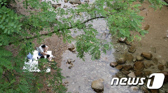 피서 절정기를 맞은 3일 경기 고양시 덕양구 북한산 계곡을 찾은 시민들이 거리를 두며 더위를 식히고 있다. © News1 박지혜 기자