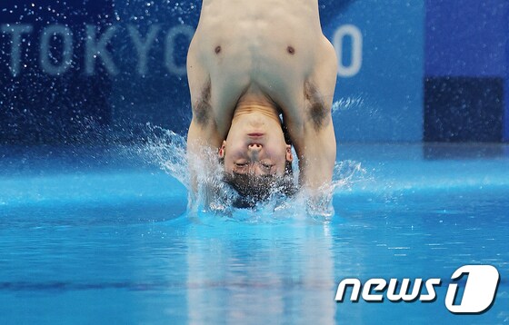 다이빙 우하람이 3일 일본 도쿄 아쿠아틱스 센터에서 열린 '2020 도쿄올림픽' 남자 3m스프링보드 결승전에서 다이빙을 하고 있다. © News1 송원영 기자