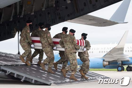 지난 8월29일(현지시간) 델라웨어주 도버 공군기지에서 아프가니스탄 카불 공항 자폭테러로 숨진 13명의 미군 유해가 도착을 하고 있다(사진은 기사 내용과 관련이 없음). © AFP=뉴스1 © News1 우동명 기자