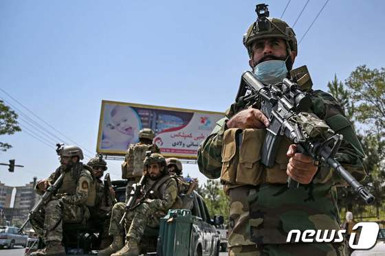29일 (현지시간) 폭탄 테러가 발생한 아프가니스탄 카불의 도로에서 무장한 탈레반 전사들이 경비를 하고 있다. © AFP=뉴스1 © News1 우동명 기자