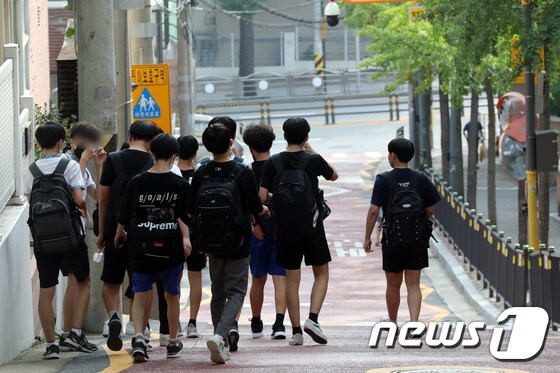 서울 시내 한 중학교에서 학생들이 하교하는 모습. /뉴스1 © News1 황기선 기자