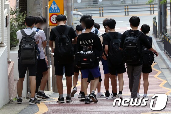 30일 서울 시내 한 중학교에서 학생들이 하교하고 있다. 2021.8.30/뉴스1 © News1 황기선 기자
