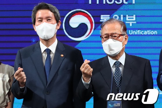 이인영 통일부 장관(왼쪽)과 정세현 민주평화통일자문회의 수석부의장.2021.8.31/뉴스1 © News1 민경석 기자