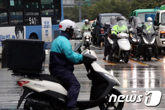 서울 강남역 인근에서 배달 노동자가 도로를 주행하고 있다.  2021.8.31/뉴스1 © News1 황기선 기자