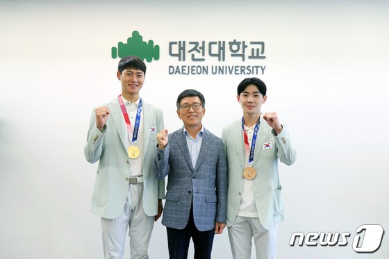 (왼쪽부터)오상욱 선수, 윤여표 대전대 총장, 송재호 선수가 기념촬영을 하고 있다.© 뉴스1