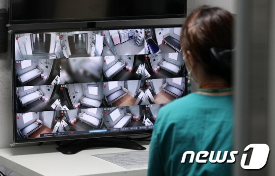 31일 서울 은평구 서울시립서북병원 이동 음압병동에서 의료진이 CCTV를 바라보며 병실을 모니터하고 있다. 송원영 기자