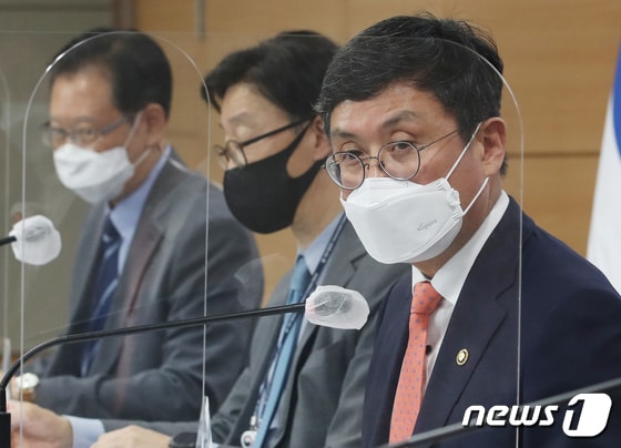 안도걸 기획재정부 2차관(왼쪽 세번째). /뉴스1 DB © News1 ,송원영 기자
