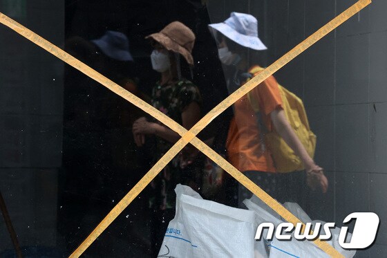 수도권의 사회적 거리두기 4단계가 4주째 이어진 4일 오전 서울 중구 명동에 상점들이 폐점한 채 불이 꺼져있다. © News1 조태형 기자