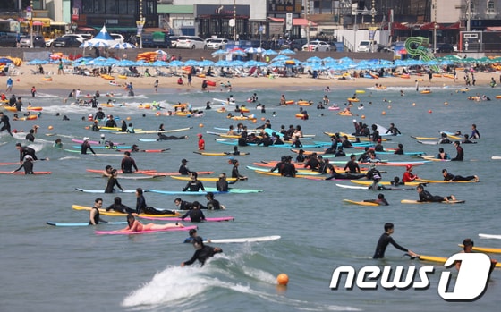 부산 해운대구 송정해수욕장을 찾은 시민들이 물놀이를 즐기고 있다. 2021.8.4/뉴스1 © News1