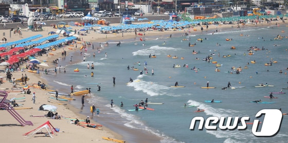 부산 해운대구 송정해수욕장을 찾은 시민들이 물놀이를 즐기고 있다. 2021.8.4/뉴스1 © News1 DB