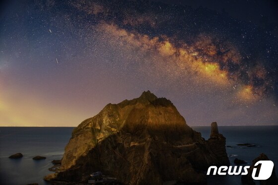 별이 쏟아지는 독도의 밤 풍경(박용득 작품)© 뉴스1