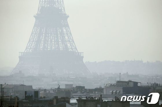 프랑스 수도 파리 소재 에펠탑이 4일(현지시간) 스모그에 갇혀 있다. 2021.08.04 © AFP=뉴스1
