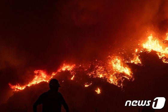 4일 (현지시간) 산불이 발생한 터키 무을라주 오렌에 있는 케머코이 화력 발전소로 불길이 접근하고 있다. © AFP=뉴스1 © News1 우동명 기자