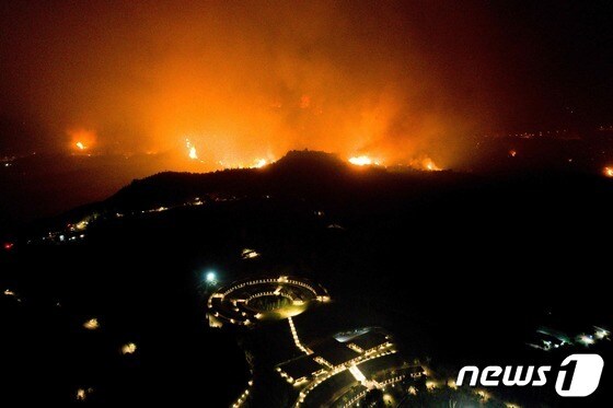 4일 그리스 올림피아에서 산불이 발생해 소방관들이 진압에 나서고 있다.© AFP=뉴스1