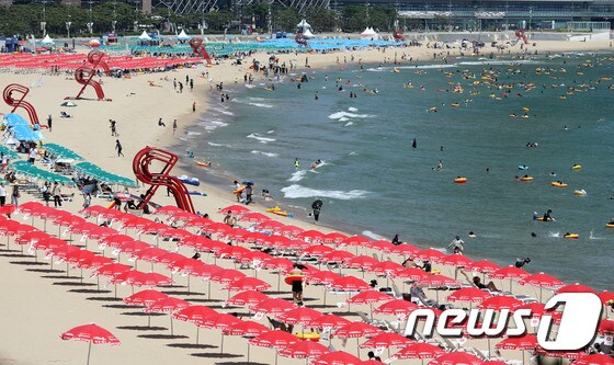 부산 해운대 해수욕장을 찾은 관광객들이 물놀이를 즐기고 있다. 2021.8.6/뉴스1 © News1