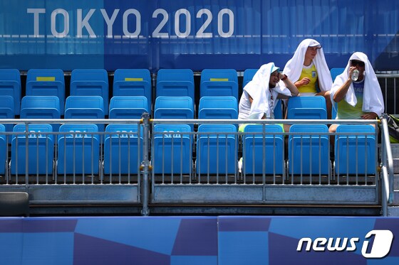 도쿄올림픽에 출전한 선수들이 찬물로 열을 식히고 있다. © 로이터=뉴스1 © News1 정윤영 기자