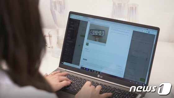 박세린 콧노래상점 대표가 네이버 스마트스토어를 통해 제품 페이지를 관리하고 있다. (네이버파이낸셜 제공) © 뉴스1