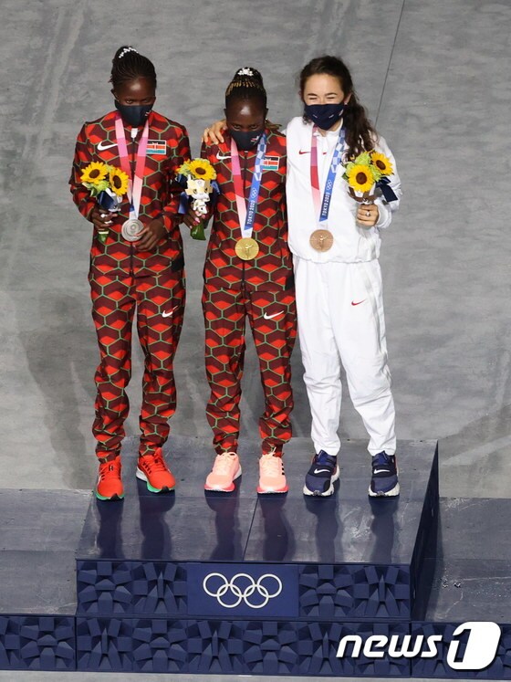 2020 도쿄 올림픽 여자 마라톤 메달리스트들에게 폐막식에서 메달이 수여되고 있다. © News1 이재명 기자