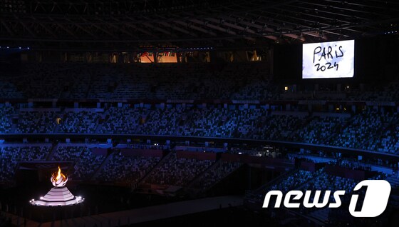 8일 오후 일본 도쿄 국립경기장에서 열린 '2020 도쿄올림픽' 폐막식에서 다음 올림픽 개최지인 프랑스 파리 관련 영상이 상영되고 있다.  2021.8.8/뉴스1 © News1 이재명 기자