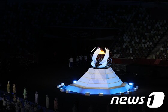 8일 오후 일본 도쿄 국립경기장에서 열린 '2020 도쿄올림픽' 폐막식에서 성화가 꺼지고 있다.  2021.8.8/뉴스1 © News1 이재명 기자