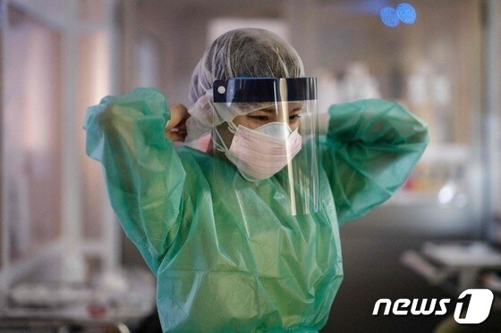 8일(현지시간) 일본 요코하마에 있는 성마리안나 대학병원에서 의료진이 코로나19 환자 음압병실에 들어가기 위해 방호복을 입고 있다. © AFP=뉴스1 © News1 우동명 기자