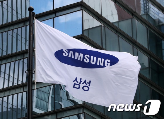 9일 서울 서초구 삼성전자 서초사옥에서 삼성 깃발이 바람에 펄럭이고 있다.  2021.8.9/뉴스1 © News1 박세연 기자