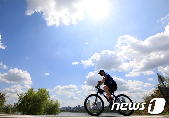 서울 광진구 뚝섬한강공원을 찾은 시민이 자전거를 타고 있다 © News1  