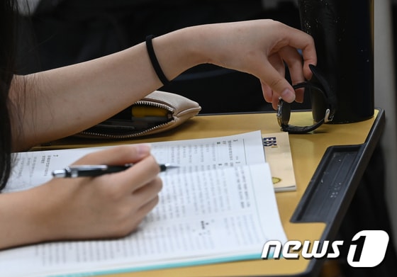 서울 한 고등학교에서 고3 수험생이 9월 모의평가 시험준비를 하고 있다. 2021.9.1/뉴스1 © News1 민경석 기자