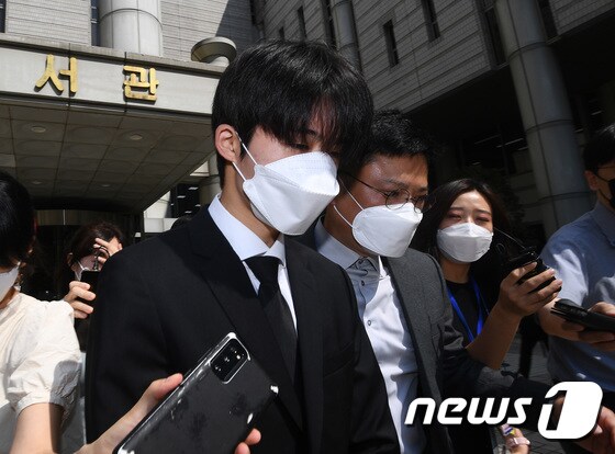 아이콘 전 멤버 비아이(본명 김한빈, 25)가 10일 오후 선고 공판을 마치고 법원을 나서고 있다. © News1 권현진 기자