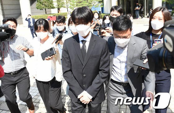  아이콘 전 멤버 비아이(본명 김한빈, 25)가 10일 오후 선고 공판을 마치고 이동하고 있다.  © News1 권현진 기자