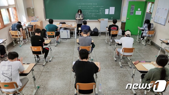 서울 강남구의 한 고사장에 마련된 국가공무원 7급 공개경쟁채용 필기시험장에서 수험생들이 시험 시작을 기다리고 있다. (인사혁신처 제공) 2021.9.11/뉴스1 © News1 이재명 기자