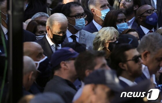 조 바이든 미국 대통령이 2021년 9·11 테러 20주년 기념식에 참석해 질 바이든 여사와 함께 고개를 숙이고 있다. © 로이터=뉴스1 © News1 김현 특파원