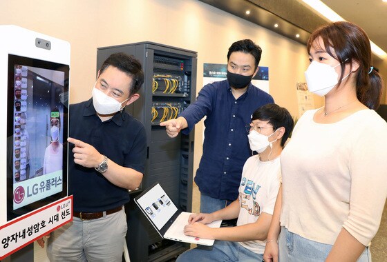 LG유플러스 직원들이 양자내성암호(PQC)로 보안을 강화한 안면인식서비스를 시험해보고 있는 모습. (LG유플러스 제공)