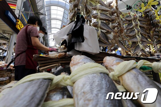 추석을 앞둔 12일 서울 동대문구 경동시장을 찾은 시민들이 굴비 등 제수용품을 구매하고 있다. 2021.9.12/뉴스1 © News1 이광호 기자
