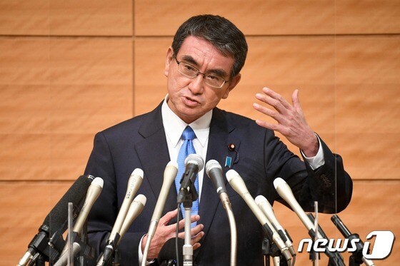 고노 다로 일본 행정개혁 담당상이 10일 자민당 총재 선거 출마 선언을 하고 있다. © AFP=뉴스1