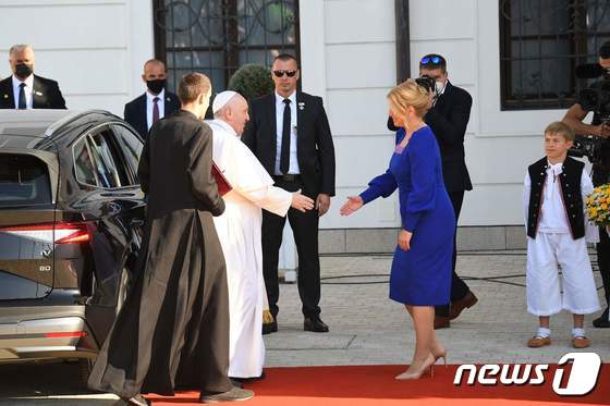 [사진] 마중 나온 슬로바키아 대통령과 악수하는 교황