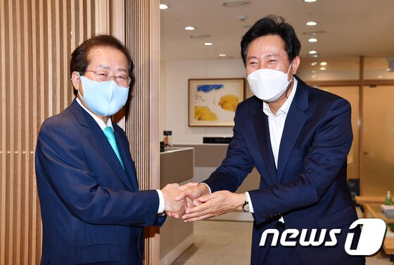 홍준표 대구시장(왼쪽)과 오세훈 서울시장. /뉴스1 © News1 국회사진취재단