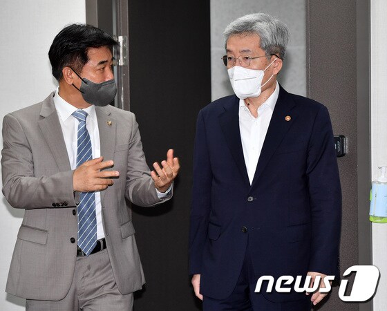 고승범 금융위원장(오른쪽)과 김병욱 더불어민주당 정무위 간사./뉴스1 © News1 이동해 기자