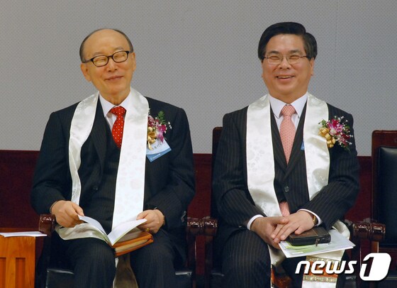 조용기 여의도순복음교회 설립자(왼쪽)와 이영훈 여의도순복음교회 담임목사 © 뉴스1
