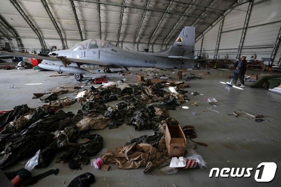 [사진] 카불 공항에 버려진 아프간 항공기와 소지품들