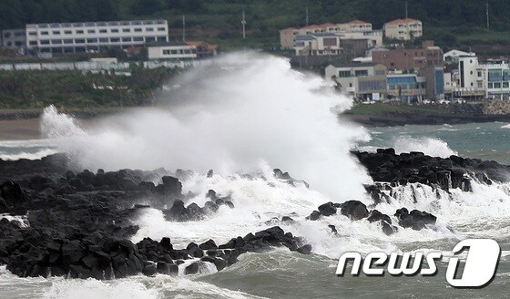 제14호 태풍 '찬투(CHANTHU)'가 북상 중인 15일 제주 서귀포시 안덕면 인근 해상에 높은 파도가 일고 있다.2021.9.15/뉴스1 © News1 고동명 기자
