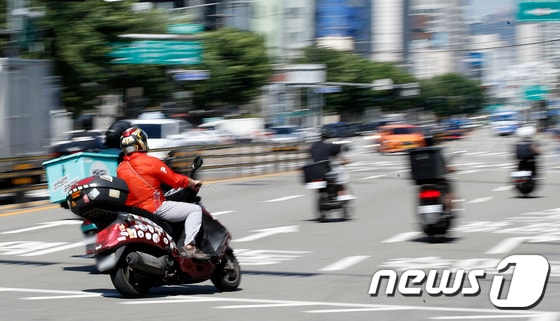 서울 시내의 한 거리에서 라이더들이 배달업무를 하고 있는 모습 /뉴스1DB © News1 이승배 기자