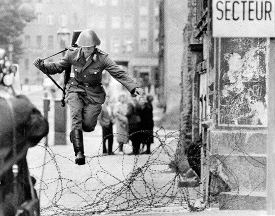 동베를린의 동독군인이 철조망을 넘어 서베를린으로 탈출하는 모습 / 사진출처 = 위키피디아