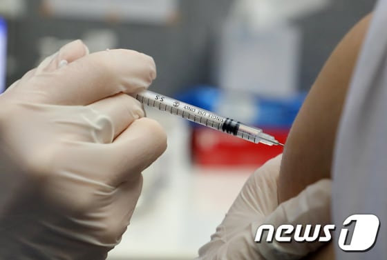  코로나19 예방접종센터에서 시민들이 백신접종을 받고 있는 모습. 뉴스1 © News1