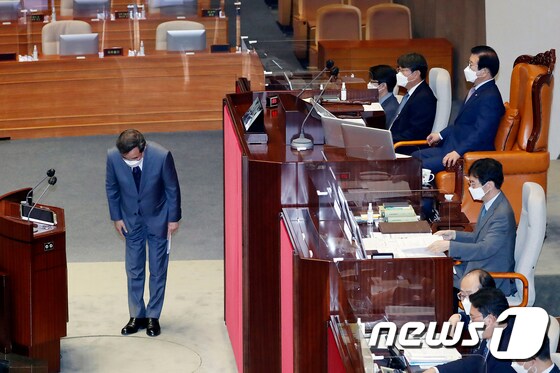 이낙연 더불어민주당 의원이 15일 서울 여의도 국회 본회의에서 상정된 사직안 투표에 앞서 인사하고 있다. 2021.9.15/뉴스1 © News1 오대일 기자
